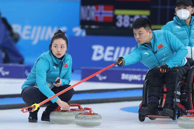 由陈正道执导，殳俏编剧，郭富城、段奕宏、张子枫、许玮甯、荣梓杉领衔主演，五一档最强悬疑电影《秘密访客》日前发布;我们姐弟俩特辑，展现张子枫与荣梓杉;不好惹姐弟的首次合作过程